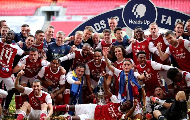 世体：巴萨否认了有意引进凯恩的报道，目前没和任何球员接触