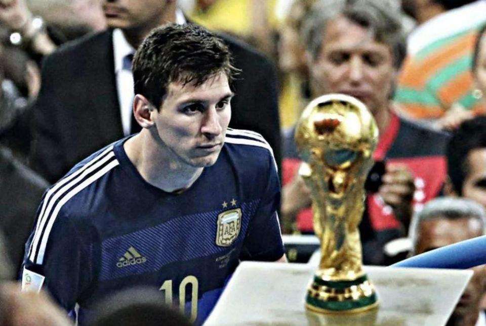 出席白宫晚宴后，C罗与美国防务部长合影