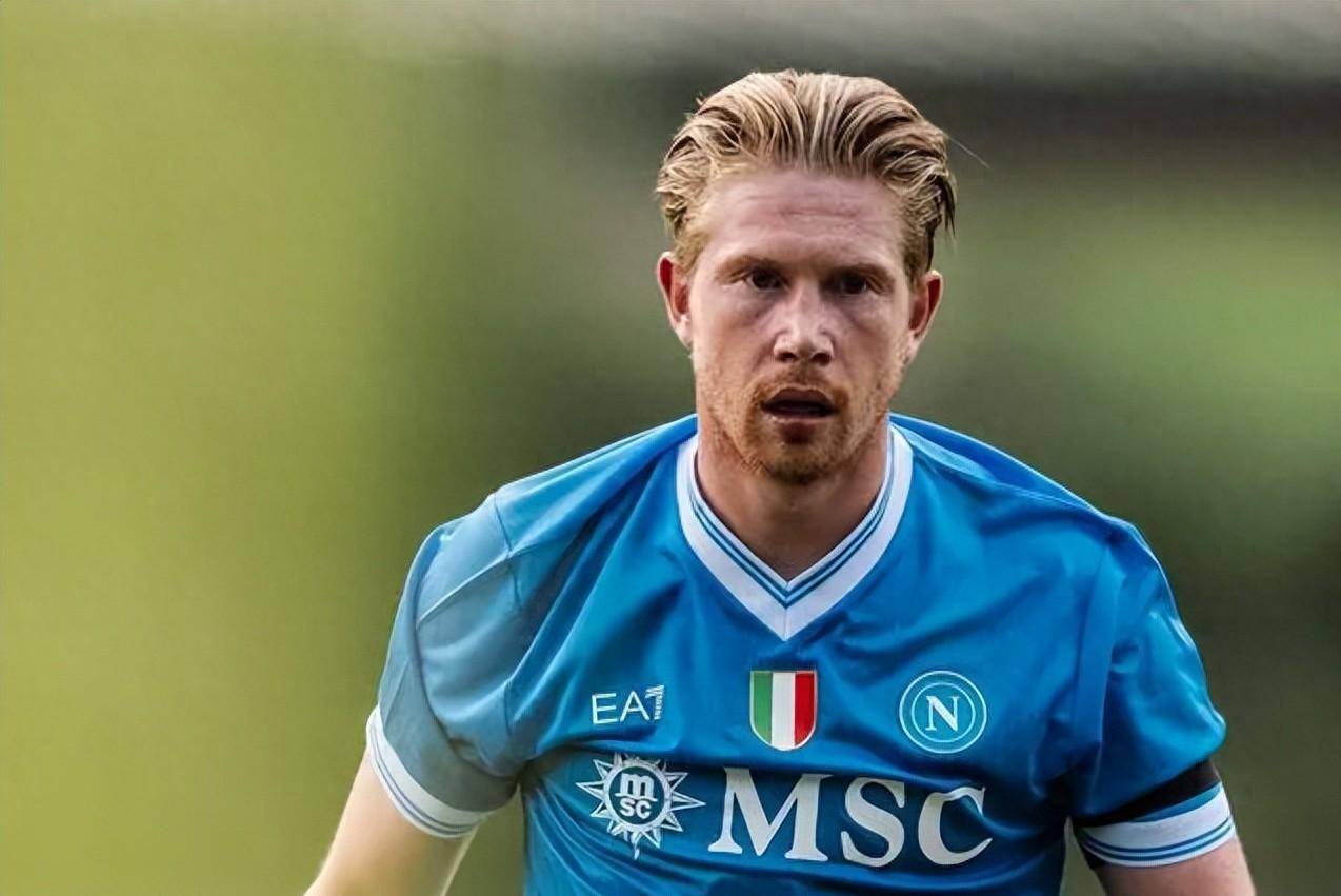 足球国足球迷自发制作横幅，为球队打气