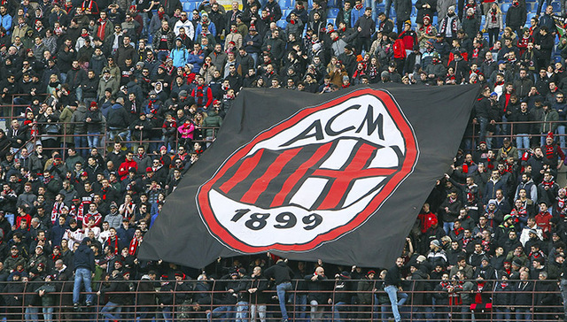 意大利赛车手罗西回忆马拉多纳：我曾单膝跪地亲吻他的左脚